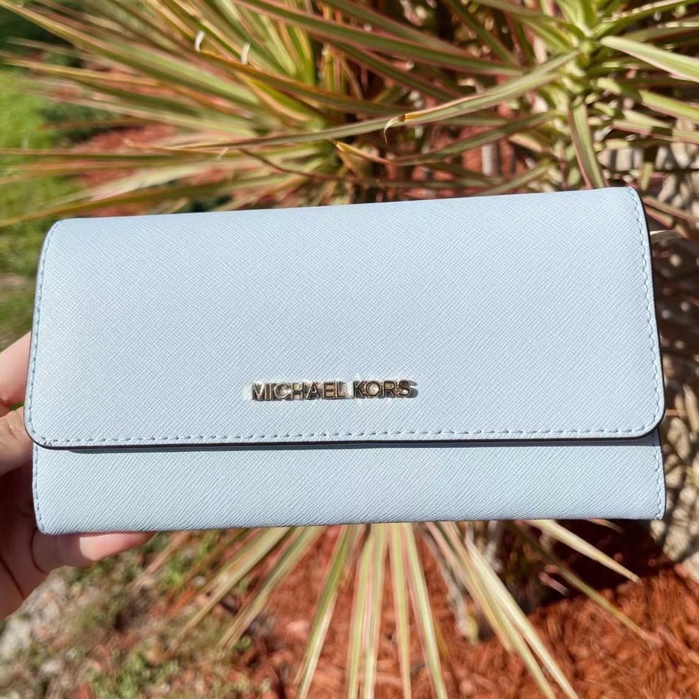 👜💕NWT Michel Kors Large Trifold Wallet - Picture 2 of 4